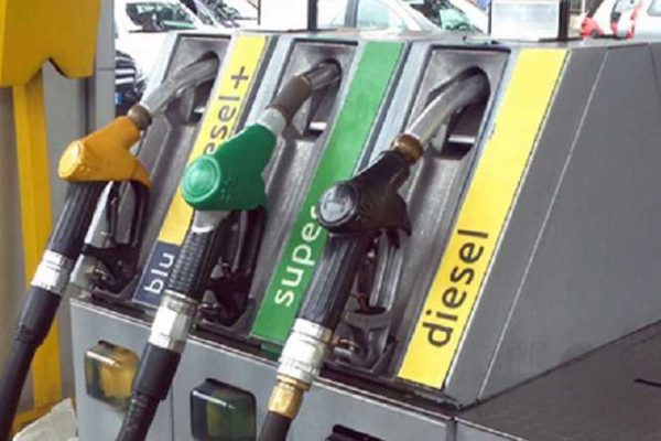 carburanti.-prezzi-record-soprattutto-in-autostrada,-benzina-2,392-euro/litro,-diesel-2,449-euro/litro-–-agenpress