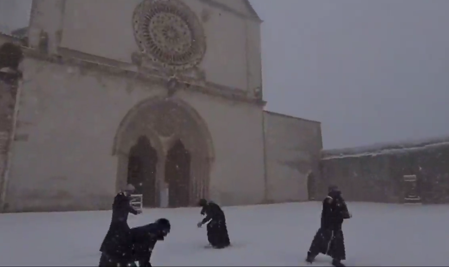 assisi,-i-frati-della-basilica-di-san-francesco-giocano-a-palle-di-neve-–-area-c