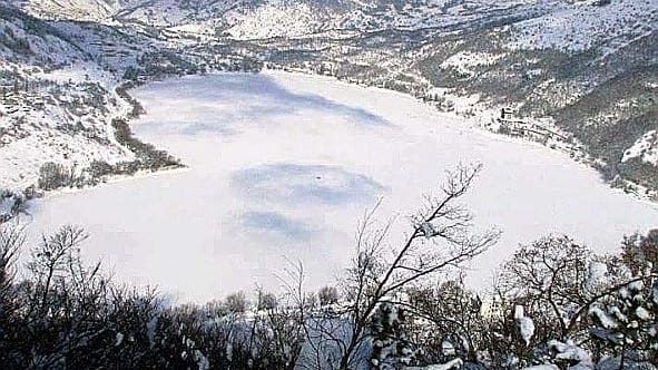 lago-ghiacciato-coperto-di-neve,-ecco-il-cuore-di-panna -–-area-c