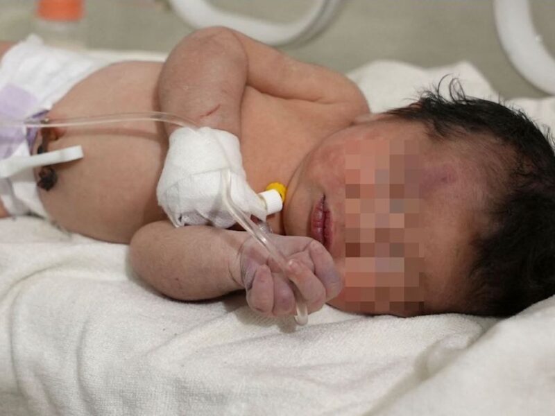 miracolo-in-siria:-neonata-trovata-viva-sotto-le-macerie-del-terremoto-con-ancora-il-cordone-ombelicale
