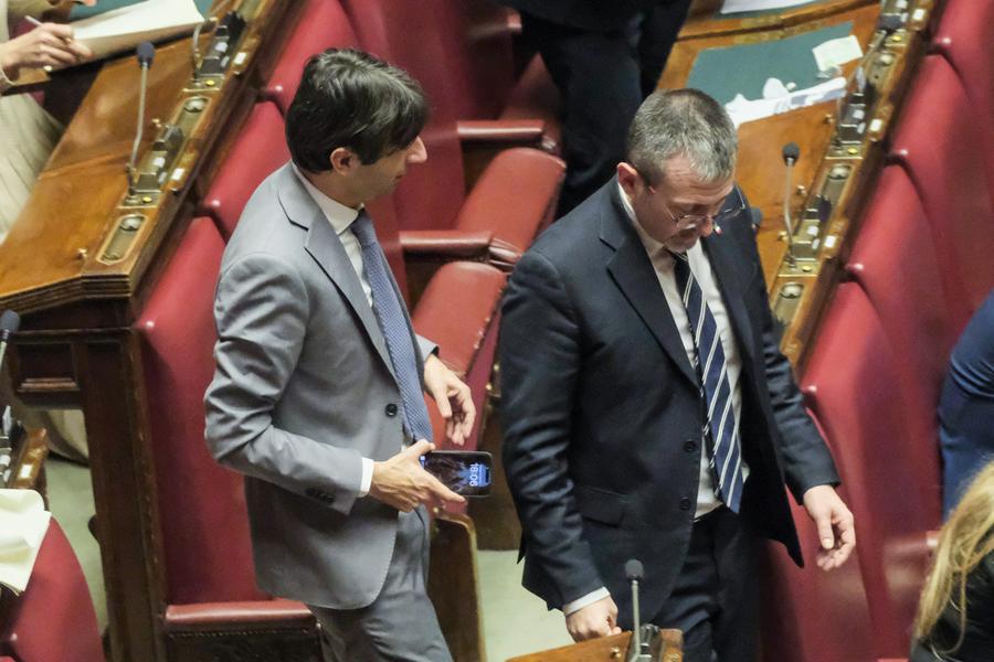 la-linea-della-fermezza-di-fdi-su-delmastro-da-segni-di-cedimento