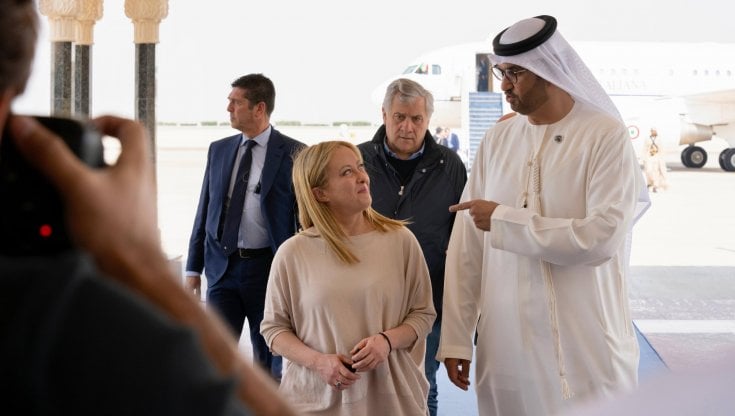 meloni-schiva-le-domande-sulla-strage-di-migranti:-ad-abu-dhabi-visita-in-citta-con-la-figlia-–-amedeo-nicolazzi-biografia