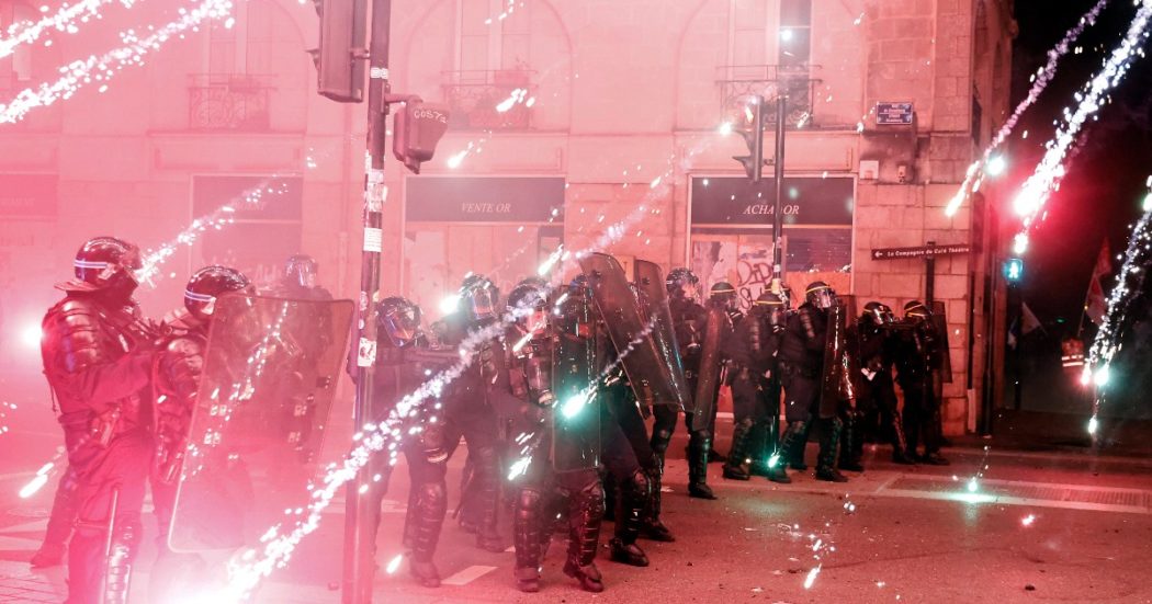 francia,-scontri-tra-manifestanti-e-polizia:-149-agenti-feriti,-oltre-170-fermi.-piu-di-1-milione-in-piazza-contro-la-riforma-delle-pensioni-–-il-fatto-quotidiano