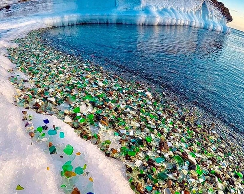watercolor-glass-beach:-in-russia-ecco-la-spiaggia-arcobaleno-nata-da-una-discarica