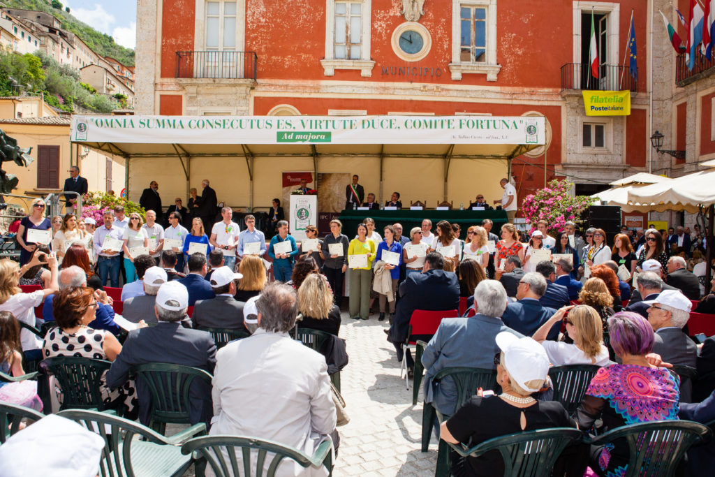 poggia-di-euro-in-ciociaria,-vittorio-sgarbi-finanzia-il-certamen-di-arpino-–-area-c