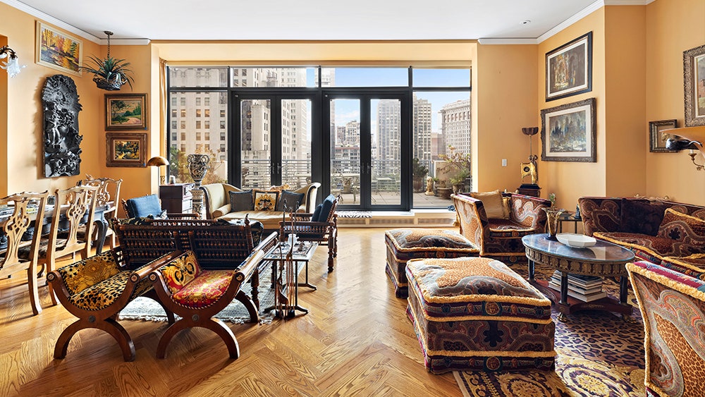 vorreste-vivere-a-new-york-in-una-pentahouse-con-i-mobili-di-gianni-versace?