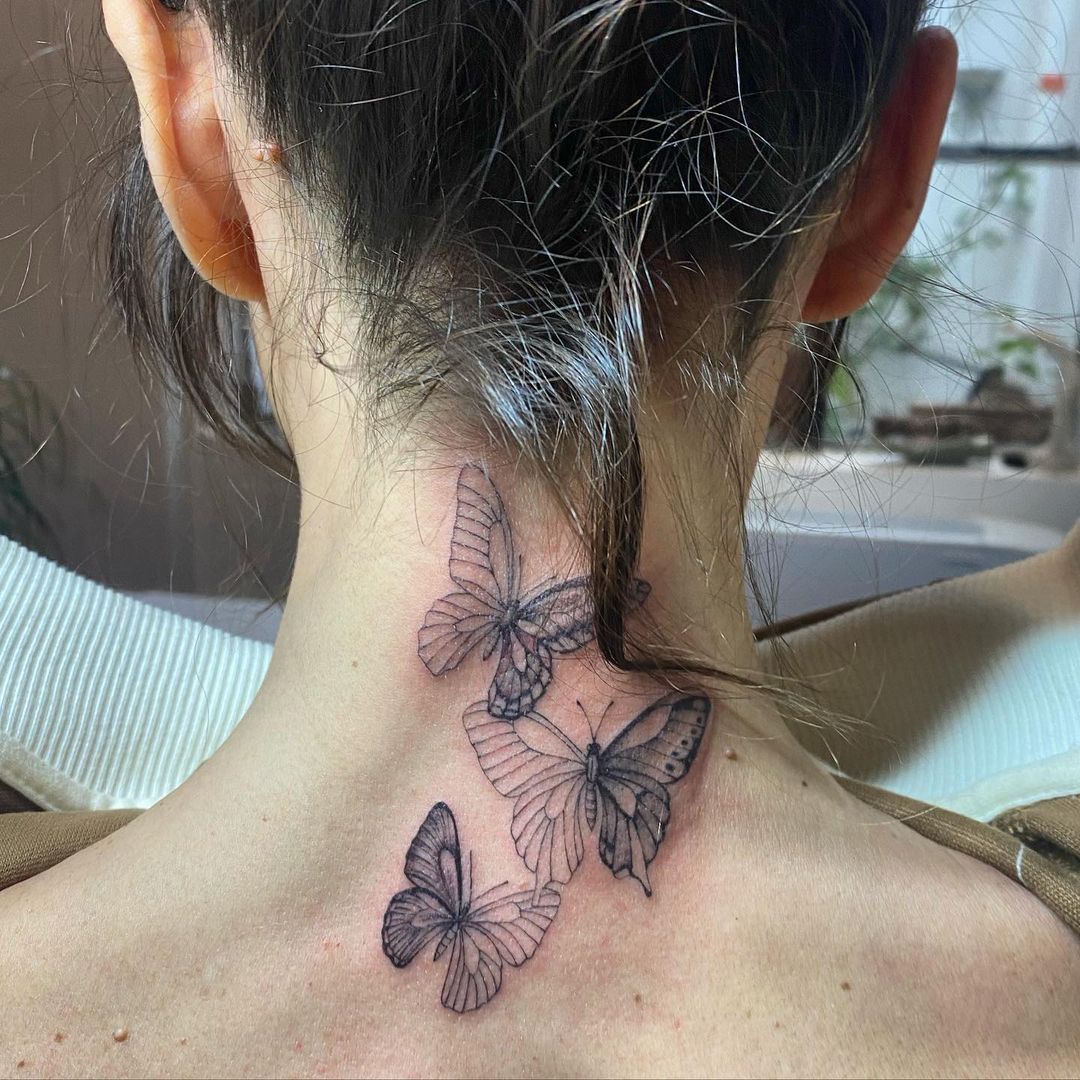 ambra-angiolini-svela-il-nuovo-tatuaggio-con-farfalle-sul-collo